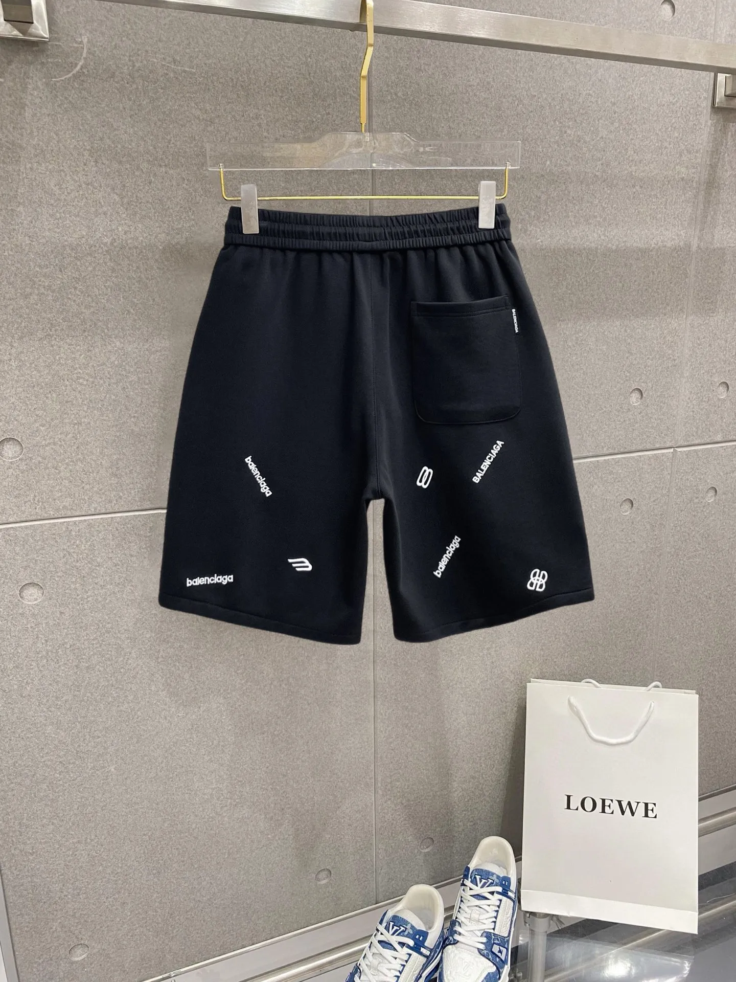 Balenciaga's three-standard complete 2026 summer New Arrival men's casual shorts, advanced custom-made Breathable fabric, Breathable fabric, extremely stretchy and comfortable, impeccable details, top-grade accessories, original logo design concept, delicate and soft feel! The upper body fit is awesome! Size: M-XXXL Please state your height and weight when ordering